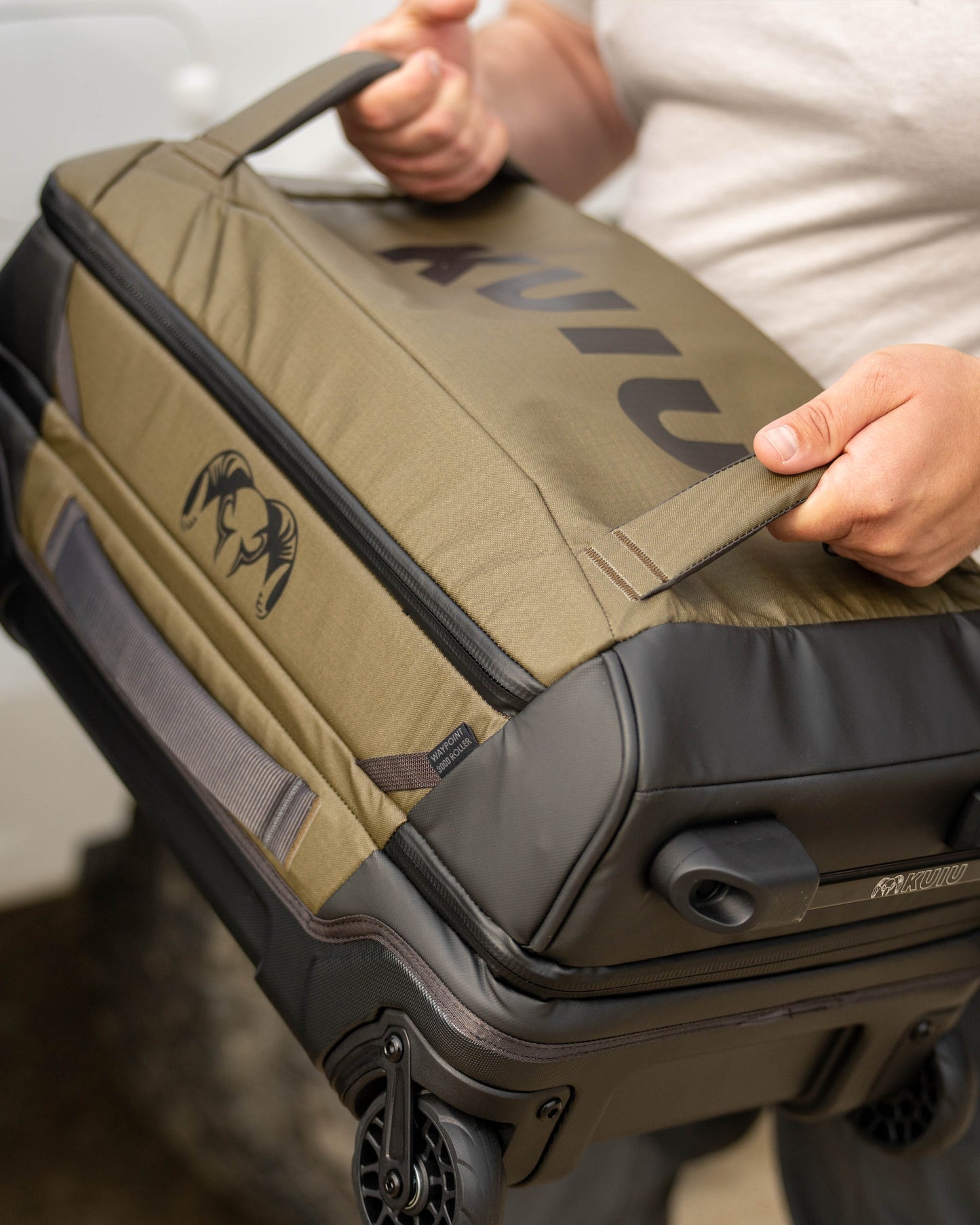 Waypoint 3000 Carry-On Roller